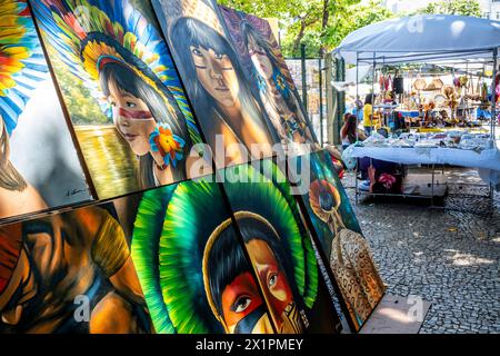 Arte in vendita al mercato domenicale di Ipanema (Fiera Hippie), Rio de Janeiro, Stato di Rio de Janeiro, Brasile. Foto Stock