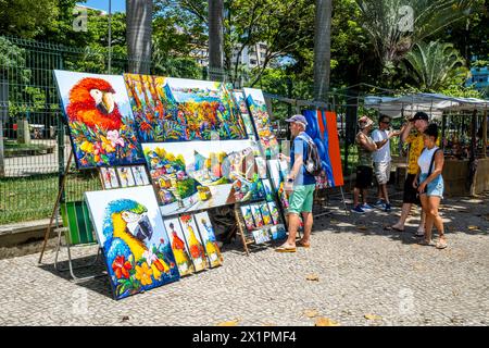 Arte in vendita al mercato domenicale di Ipanema (Fiera Hippie), Rio de Janeiro, Stato di Rio de Janeiro, Brasile. Foto Stock