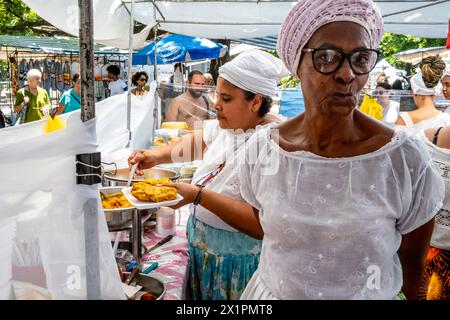 Brasilian Women in Traditional Costume serve cibo in Un Cafe presso il mercato domenicale di Ipanema (Fiera Hippie), Rio de Janeiro, Stato di Rio de Janeiro, Brasile. Foto Stock