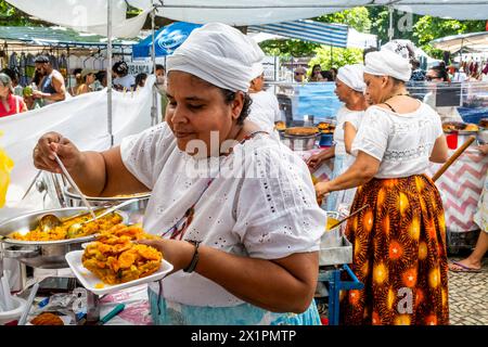 Brasilian Women in Traditional Costume serve cibo in Un Cafe presso il mercato domenicale di Ipanema (Fiera Hippie), Rio de Janeiro, Stato di Rio de Janeiro, Brasile. Foto Stock