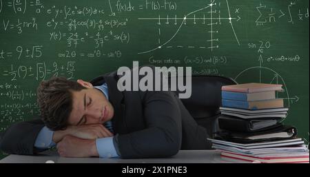 Scena scolastica con giovane uomo caucasico che dorme su una scrivania Foto Stock