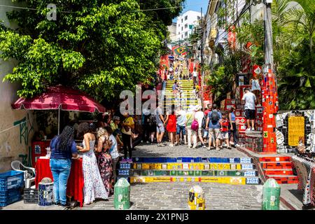 Turisti/visitatori presso la scalinata Lapa (Escadaria Selaron) Rio de Janeiro, Brasile. Foto Stock