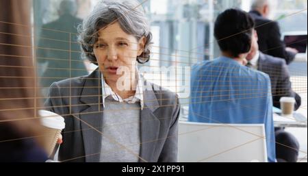 Donna caucasica di mezza età con capelli grigi che parla Foto Stock