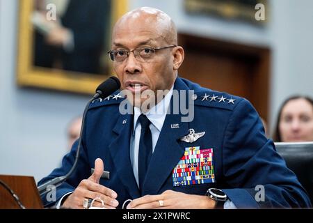 Washington, Stati Uniti. 17 aprile 2024. Il generale Charles Q. Brown Jr. (Alias C.Q. Brown), presidente del Joint Chiefs of staff, interviene in un'audizione della House Committee on Approutions Subcommittee on Defense presso il Campidoglio degli Stati Uniti. Credito: SOPA Images Limited/Alamy Live News Foto Stock