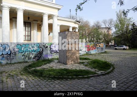 Odessa, Ucraina. 17 aprile 2024. Vista del Palazzo Vorontsov e della scultura del leone nelle strutture protettive alla fine del viale Prymorskyi. Il Palazzo Vorontsov è un palazzo e colonnato del XIX secolo a Odesa, Ucraina, alla fine del passaggio pedonale di Prymorskyi Boulevard è chiuso al pubblico dall'inizio dell'invasione su vasta scala della Federazione Russa nel territorio dell'Ucraina. Credito: SOPA Images Limited/Alamy Live News Foto Stock