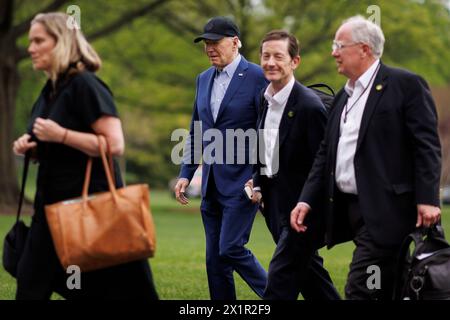 Washington, DC, USA. 17 aprile 2024. Il presidente degli Stati Uniti Joe Biden cammina sul South Lawn della Casa Bianca dopo essere arrivato su Marine One a Washington, DC, USA, mercoledì 17 aprile, 2024. l'amministrazione Biden ha reimposto sanzioni petrolifere al Venezuela, ponendo fine a un rinvio di sei mesi, dopo aver stabilito che il regime di Nicolas Maduros non era riuscito ad onorare un accordo per consentire un voto più equo nelle elezioni previste per luglio. Credito: Ting Shen/Pool tramite CNP/dpa/Alamy Live News Foto Stock