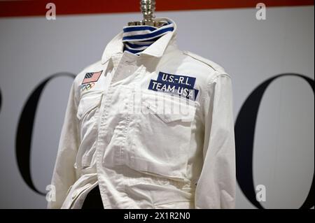 New York, Stati Uniti. 17 aprile 2024. Ralph Lauren ha disegnato la collezione di uniformi delle Olimpiadi estive di Parigi 2024 in mostra al Team USA Media Summit al Marriott Marquis Hotel, New York, NY, 17 aprile 2024. (Foto di Anthony Behar/Sipa USA) credito: SIPA USA/Alamy Live News Foto Stock