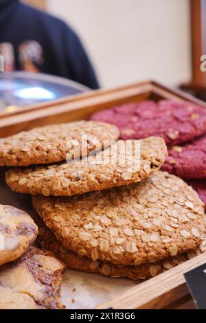 Molti biscotti diversi su vassoi mostrano un caffè da forno Foto Stock