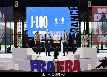 Parigi, Francia. 17 aprile 2024. Il Presidente del Comitato organizzatore dei Giochi Olimpici di Parigi 2024 Tony Estanguet (2° R), il Ministro dello Sport francese Amelie Oudea-Castera (3° R) e altri ospiti partecipano ad una cerimonia che celebra il conto alla rovescia di 100 giorni per i Giochi Olimpici di Parigi 2024 presso la sede del Grand Palais Ephemere a Parigi, Francia, 17 aprile 2024. Crediti: Gao Jing/Xinhua/Alamy Live News Foto Stock