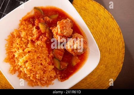 Polpette con riso rosso. In Messico sono conosciuti come Albondigas, serviti con verdure in una salsa di pomodoro leggera chiamata Caldillo. Ricetta molto popolare f Foto Stock