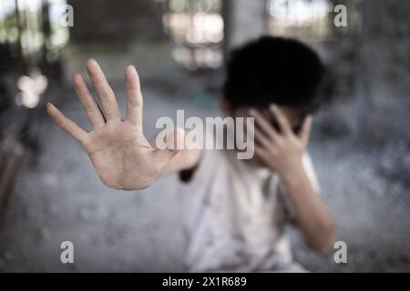 Il concetto di tratta di esseri umani riflette la società odierna, ponendo fine alla violenza contro i bambini e le donne. Foto Stock