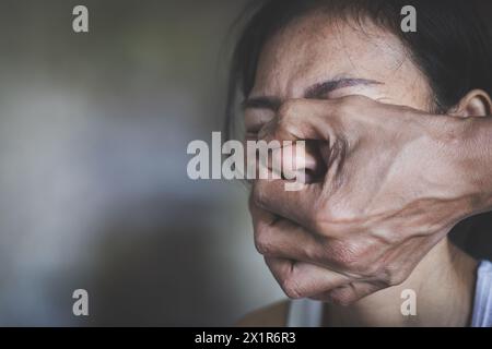 Il concetto di tratta di esseri umani riflette la società odierna, ponendo fine alla violenza contro i bambini e le donne. Foto Stock