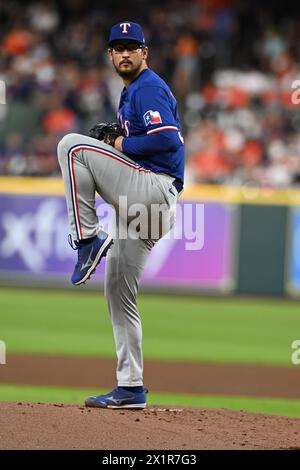 Il lanciatore dei Texas Rangers Dane Dunning (33) durante la partita di baseball della MLB tra i Texas Rangers e gli Houston Astros il 12 aprile 2024 a Minute Maid Foto Stock