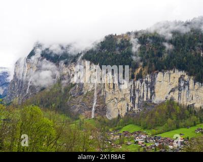 Paesaggio del villaggio di Lauterbrunnen in una valle alpina, Svizzera Foto Stock