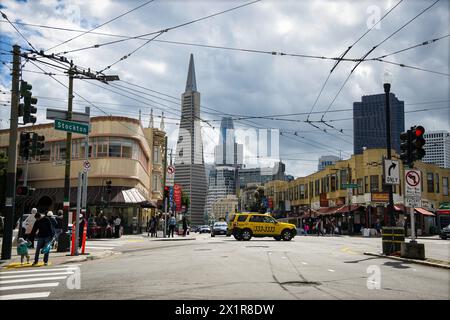 Foto di un grande incrocio a Stockton Street a North Beach, con vista del taxi e dell'iconico edificio Transamerica Pyramid su Columbus Ave. Foto Stock