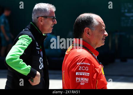 Shanghai, Cina. 18 aprile 2024. Frederic Vasseur (fra) Direttore del team Ferrari e Alessandro Alunni bravi (ITA) Direttore generale e Rappresentante del team Sauber. Campionato del mondo di Formula 1, Rd 5, Gran Premio di Cina, giovedì 18 aprile 2024. Shanghai, Cina. Crediti: James Moy/Alamy Live News Foto Stock