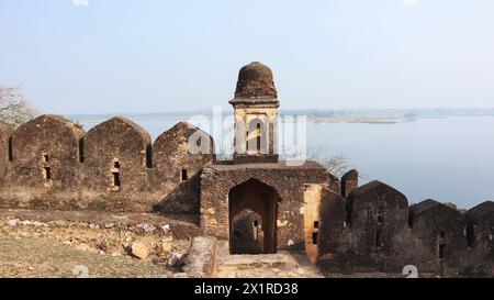 Fortezza di Lake Side, Talbehat Fort, Talbahat, Jhansi, Uttar Pradesh, India. Foto Stock