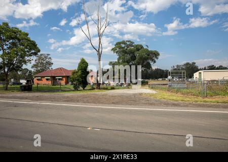 Proprietà rurale con superficie su Luddenham Road all'angolo con Elizabeth Drive, Badgerys Creek, Western Sydney, la zona di sviluppo è tutt'intorno Foto Stock