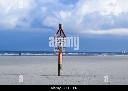 Reise - St Peter-Ording am 11.04.2024 Ein Schild am Strand von St Peter-Ording weißt auf Strandsegel und Kitebuggygebiet Hin. Foto: Osnapix Reisen - St Peter-Ording *** viaggio St Peter Ording l'11 04 2024 Un cartello sulla spiaggia di St Peter Ording indica la zona di vela e kite buggy sulla spiaggia foto osnapix Travel St Peter Ording MT Foto Stock