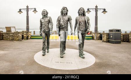 Una statua dei Bee Gees dello scultore Andy Edwards è stata inaugurata a Douglas Isle of Man nel 2021. Situato sulla Loch Promenade tra i Marine Gardens 1 e 2. Foto Stock
