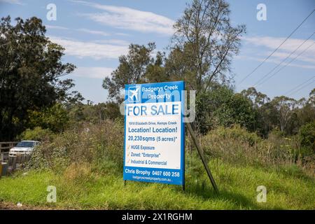 Greater Western Sydney, agente immobiliare Badgerys Creek che pubblicizza 5 acri di terreno in vendita tra Badgerys Creek e Luddenham, vicino all'aeroporto Foto Stock