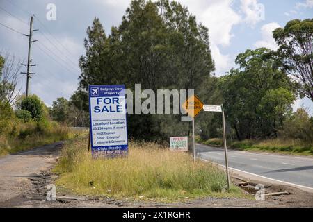 Greater Western Sydney, agente immobiliare Badgerys Creek che pubblicizza 5 acri di terreno in vendita tra Badgerys Creek e Luddenham, vicino all'aeroporto Foto Stock