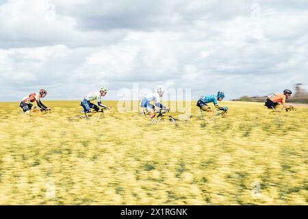 Huy, Belgio. 17 aprile 2024. Foto di Zac Williams/SWpix.com - 17/04/2024 - Ciclismo - 2024 Fleche Wallone - la fuga. Crediti: SWpix/Alamy Live News Foto Stock