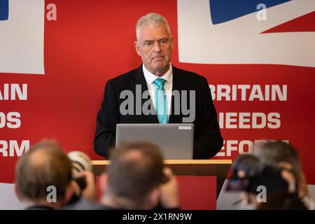 Londra, Regno Unito. 8 aprile 2024. Reform UK MP per Ashfield Lee Anderson parla in una conferenza stampa presso l'Institute of Marine Engineering and Science Technology di Londra, Regno Unito, l'8 aprile 2024. Il partito ha delineato i loro piani per la "crisi" nel servizio sanitario nazionale fornendo agevolazioni fiscali per le persone con assicurazione sanitaria privata per alleviare la pressione sul sistema sanitario nazionale. politica, politica, politica, partito politico, conferenza stampa, media, governo, servizio sanitario Nazionale NHS, (foto di Tejas Sandhu/SOPA Images/Sipa USA) credito: SIPA USA/Alamy Live News Foto Stock