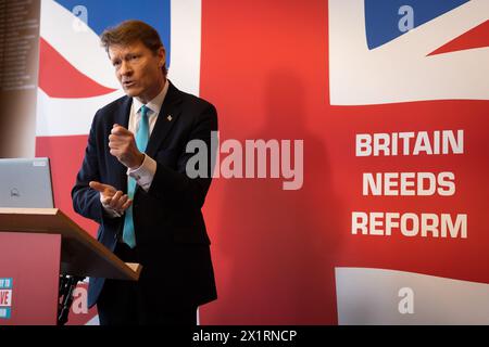 Il leader della riforma del Regno Unito Richard Tice parla in una conferenza stampa per illustrare la politica del suo partito in vista delle elezioni generali all'Institute of Marine Engineering and Science Technology di Londra, Regno Unito, l'8 aprile 2024. Il partito ha delineato i loro piani per la "crisi" nel servizio sanitario nazionale fornendo agevolazioni fiscali per le persone con assicurazione sanitaria privata per alleviare la pressione sul sistema sanitario nazionale. politica, politica, politica, partito politico, conferenza stampa, media, governo, servizio sanitario Nazionale NHS, (foto di Tejas Sandhu/SOPA Images/Sipa USA) Foto Stock