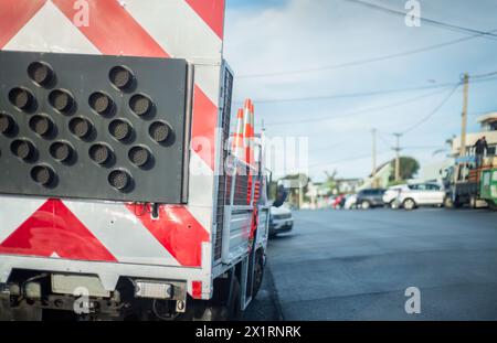 Veicolo per la manutenzione stradale che trasporta segnaletica stradale e coni stradali parcheggiati sul lato della strada. Auckland. Foto Stock