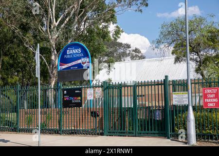 La scuola elementare australiana Banks Public School si trova nel sobborgo di Sydney di St Clair e si trova su Banks Road, Western Sydney, NSW, Australia Foto Stock