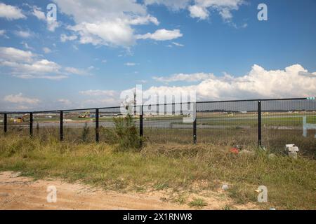 Aeroporto internazionale di Sydney occidentale, Nancy-Bird Walton, lavori di costruzione in corso oltre la recinzione perimetrale, l'aeroporto aprirà nel 2026 a Sydney Foto Stock