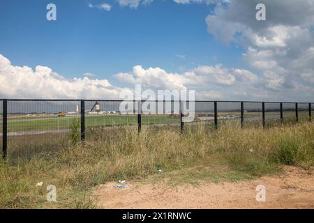 Aeroporto internazionale di Sydney occidentale, Nancy-Bird Walton, lavori di costruzione in corso oltre la recinzione perimetrale, l'aeroporto aprirà nel 2026 a Sydney Foto Stock