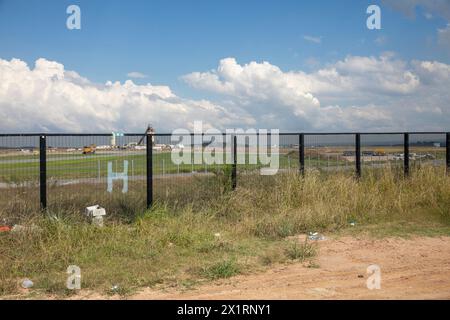 Aeroporto internazionale di Sydney occidentale, Nancy-Bird Walton, lavori di costruzione in corso oltre la recinzione perimetrale, l'aeroporto aprirà nel 2026 a Sydney Foto Stock