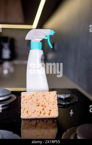 Spugna Orenge e strumenti per la cottura a gas in cucina Foto Stock