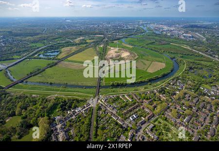 Luftbild, Energiepark Styrumer Ruhrbogen, Windpark mit Windrad, Deponie und Fluss Ruhr Ruhrbogen, zwei Eisenbahnbrücken und A40 Autobahnbrücke, Alstaden Ruhrdeich und Ruhraue mit Ruhrtalradweg, Wohngebiet Alstaden, Blick auf den Hafen Duisburg, Alstaden, Oberhausen, Ruhrgebiet, Nordrhein-Westfalen Deutschland ACHTUNGxMINDESTHONORARx60xEURO *** Vista aerea, parco energetico Styrumer Ruhrbogen, parco eolico con turbina eolica, discarica e fiume Ruhr Ruhrbogen, due ponti ferroviari e ponte autostradale A40, diga Alstaden Ruhr e Ruhraue con pista ciclabile della valle della Ruhr, zona residenziale Alstaden, vista del Foto Stock