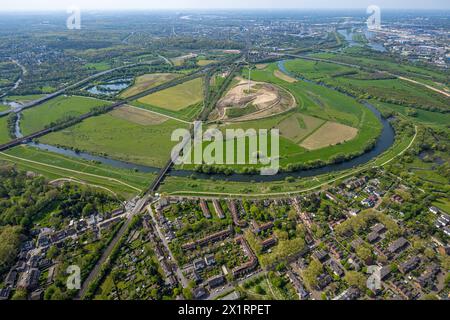 Luftbild, Energiepark Styrumer Ruhrbogen, Windpark mit Windrad, Deponie und Fluss Ruhr Ruhrbogen, zwei Eisenbahnbrücken und A40 Autobahnbrücke, Alstaden Ruhrdeich und Ruhraue mit Ruhrtalradweg, Wohngebiet Alstaden, Blick auf den Hafen Duisburg, Alstaden, Oberhausen, Ruhrgebiet, Nordrhein-Westfalen Deutschland ACHTUNGxMINDESTHONORARx60xEURO *** Vista aerea, parco energetico Styrumer Ruhrbogen, parco eolico con turbina eolica, discarica e fiume Ruhr Ruhrbogen, due ponti ferroviari e ponte autostradale A40, diga Alstaden Ruhr e Ruhraue con pista ciclabile della valle della Ruhr, zona residenziale Alstaden, vista del Foto Stock