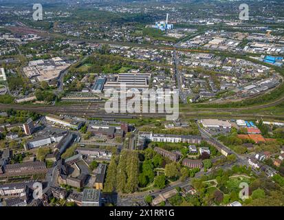 Luftbild, Hauptbahnhof Oberhausen Hbf Bahnhofsgebäude am Willy-Brabdt-Platz, Bahnsteige und Gleisanlagen, Gewerbegebiet Buschhausener Straße mit Altenberger Park, hinten das Entsorgungsunternehmen GMVA Niederrhein GmbH, Wohngebiet Wohnen und Leben, Innenstadt, Oberhausen, Nordfalrhein-Westfalen, Nordfalrhesen, Ruhrgebiet Deutschland ACHTUNGxMINDESTHONORARx60xEURO *** Vista aerea, stazione centrale Oberhausen Hbf, edificio a Willy Brabdt Platz, piattaforme e binari, zona industriale Buschhausener Straße con Altenberger Park, dietro la società di smaltimento rifiuti GMVA Niederrhein GmbH, zona residenziale Wohnen und Foto Stock