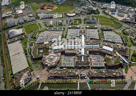 Luftbild, Westfield Centro sternförmiges Einkaufszentrum, Gesamtansicht Neue Mitte, Parkplätze, Borbeck, Oberhausen, Ruhrgebiet, Nordrhein-Westfalen, Deutschland ACHTUNGxMINDESTHONORARx60xEURO *** Vista aerea, Westfield Centro centro commerciale a forma di stella, vista generale Neue Mitte, parcheggi, Borbeck, Oberhausen, zona della Ruhr, Renania settentrionale-Vestfalia, Germania ACHTUNGxMINDESTHONORARx60xEURO Foto Stock