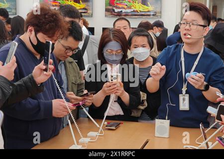 SHANGHAI, CHIAN - 18 APRILE 2024 - Un membro dello staff presenta al cliente varie funzioni e caratteristiche del nuovo telefono cellulare Pura70 di Huawei Foto Stock