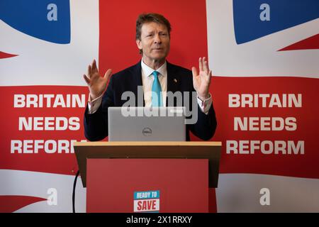 Londra, Regno Unito. 8 aprile 2024. Richard Tice, leader della riforma del Regno Unito, parla a una conferenza stampa per illustrare la politica del suo partito in vista delle elezioni generali presso l'Institute of Marine Engineering and Science Technology di Londra. Il partito ha delineato i propri piani per la "crisi" nel servizio sanitario nazionale, prevedendo agevolazioni fiscali per le persone con assicurazione sanitaria privata per alleviare la pressione sul sistema sanitario nazionale. Politica, politica, partito politico, conferenza stampa, media, governo, servizio sanitario Nazionale NHS, (immagine di credito: © Tejas Sandhu/SOPA Images via ZUMA Press Wire) EDITORI Foto Stock