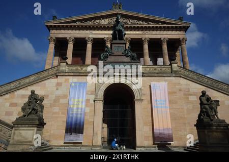 Ausstellung Caspar David Friedrich. Unendliche Landschaften in der Alten Nationalgalerie auf der Museumsinsel a Berlino foto vom 17.04.2024. Anlaesslich des 250. Geburtstages von Caspar David Friedrich 17741840 zeigt die alte Nationalgalerie in Kooperation mit dem Kupferstichkabinett der Staatlichen Museen zu Berlin erstmals eine grosse Ausstellung zum Werk des bedeutendsten Malers der deutschen Romantik. Ueber 60 Gemaelde und 50 Zeichnungen Friedrichs aus dem in- und Ausland sind zu sehen. Siehe epd-Meldung vom 17.04.2024 ACHTUNG: VEROEFFENTLICHUNG DES FOTOS NUR IM ZUSAMMENHANG MIT BERICHTERS Foto Stock