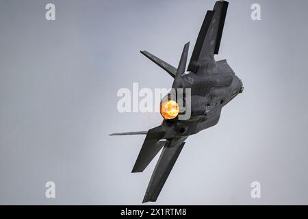 Un F-35A Lightning II della U.S. Air Force assegnato al F-35A Lightning II Demonstration Team si esibisce al SUN 'n FUN Aerospace Expo sopra Lakeland, Florida Foto Stock