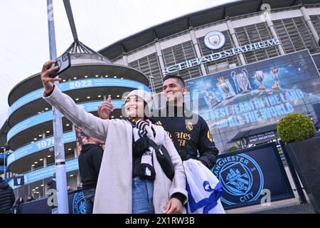 Manchester, Regno Unito. 17 aprile 2024. I tifosi si posano per un selfie fuori dall'Etihad Stadium prima della semifinale di UEFA Champions League contro il Manchester City e il Real Madrid all'Etihad Stadium di Manchester Inghilterra 900/Cordon Press Credit: Cordon PRESS/Alamy Live News Foto Stock