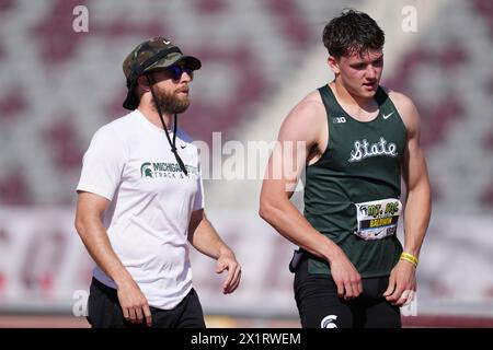 Heath Baldwin del Michigan State (a destra) parla con l'allenatore dei salti Richard Fisher durante il salto in alto decathlon al 64° Mt. San Antonio College Relays at Hilmer Lodge Stadium, mercoledì 17 aprile 2024, a Walnut, calib. Foto Stock