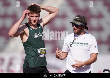 Heath Baldwin del Michigan State (a sinistra) parla con l'allenatore dei salti Richard Fisher durante il salto in alto decathlon al 64° Mt. San Antonio College Relays at Hilmer Lodge Stadium, mercoledì 17 aprile 2024, a Walnut, calib. Foto Stock