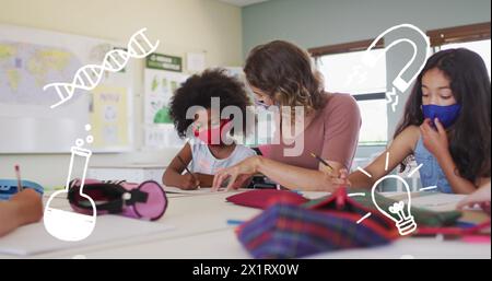 Studenti diversi e un insegnante caucasico di mezza età imparano a scuola Foto Stock