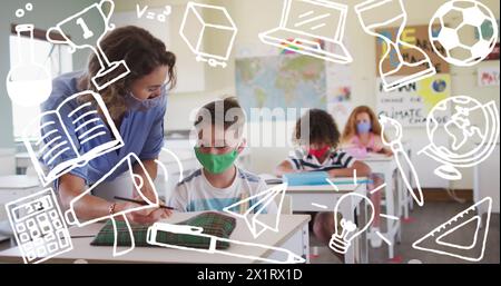 A scuola, un insegnante caucasico aiuta uno studente maschio caucasico, mentre gli amici guardano Foto Stock