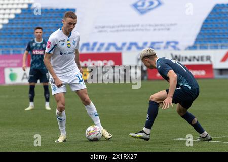 Non esclusiva: KIEV, UCRAINA - 17 APRILE 2024 - l'attaccante Vladyslav Vanat Vladyslav Vakula del FC Dynamo Kiev calcia la palla durante il Premier ucraino Foto Stock
