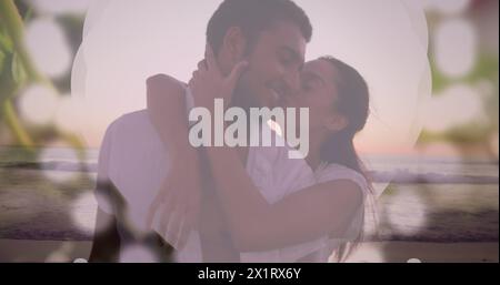 Coppie diverse che abbracciano e condividono il bacio, entrambe vestono di bianco Foto Stock